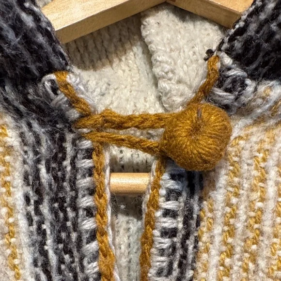 Poncho - Picture 3 of 8